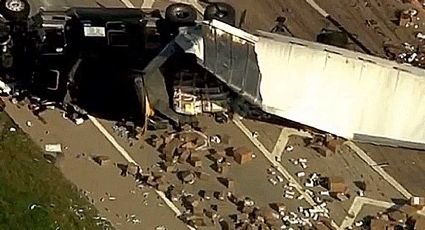 Tráiler cargado de juguetes íntimos vuelca en la autopista; ¿hubo rapiña?