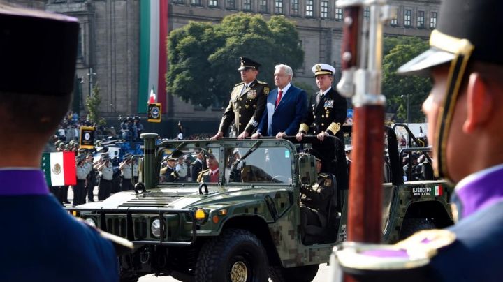 Encabeza López Obrador el Desfile Cívico Militar