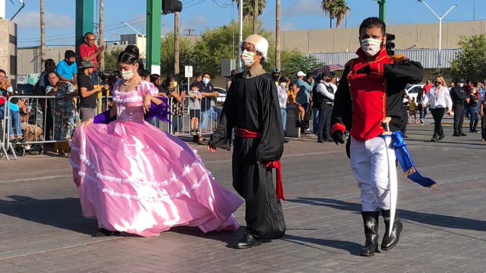 El desfile pintó de colores la ciudad.