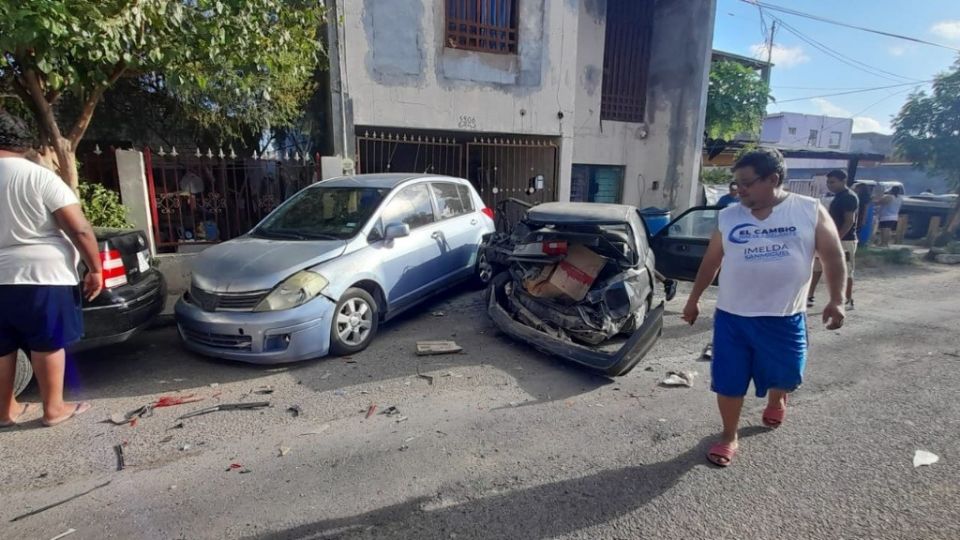 Fuertes daños materiales causó una persona en aparente estado de ebriedad al chocar esta mañana