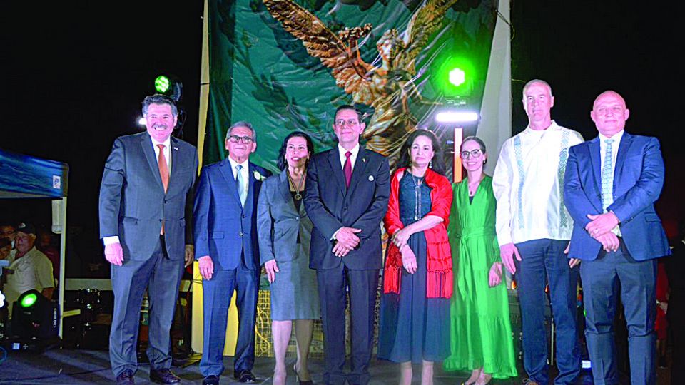 El cónsul Juan Carlos Mendoza dio el tradicional Grito en Laredo.