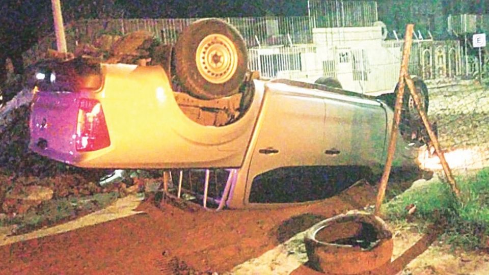 Una camioneta Nissan quedó con las llantas hacia arriba.
