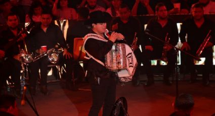 Alfredo Olivas hace vibrar a miles de fans en el Palenque de Expomex