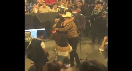 Joven le pide matrimonio a su novia en concierto de Alfredo Olivas | VIDEO