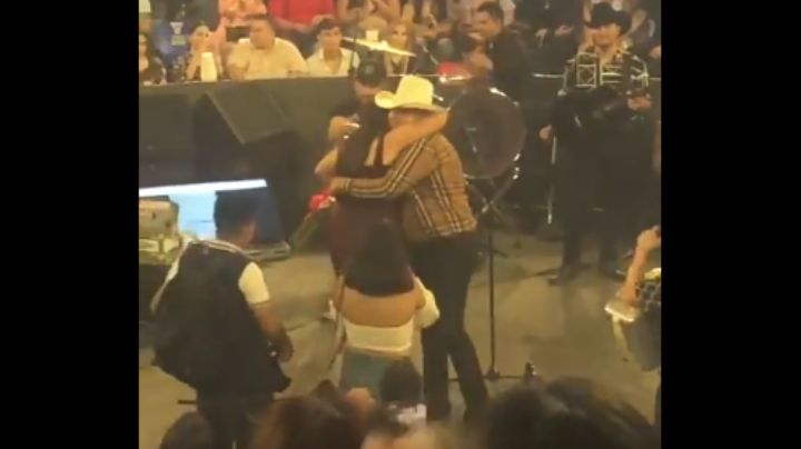 Joven le pide matrimonio a su novia en concierto de Alfredo Olivas | VIDEO