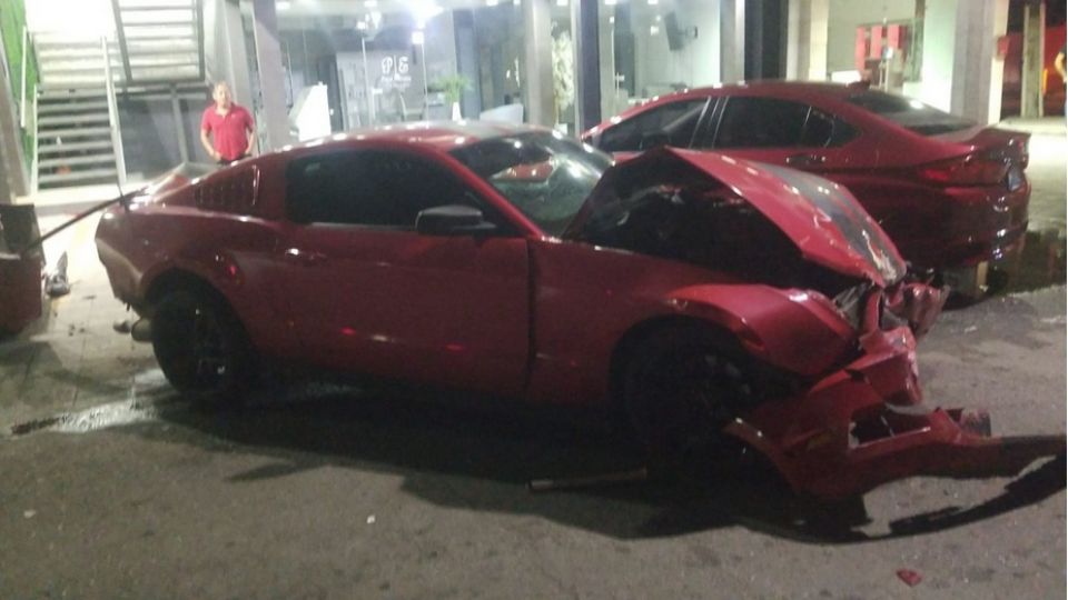 Este auto impactó a otro, dejando una lesionada