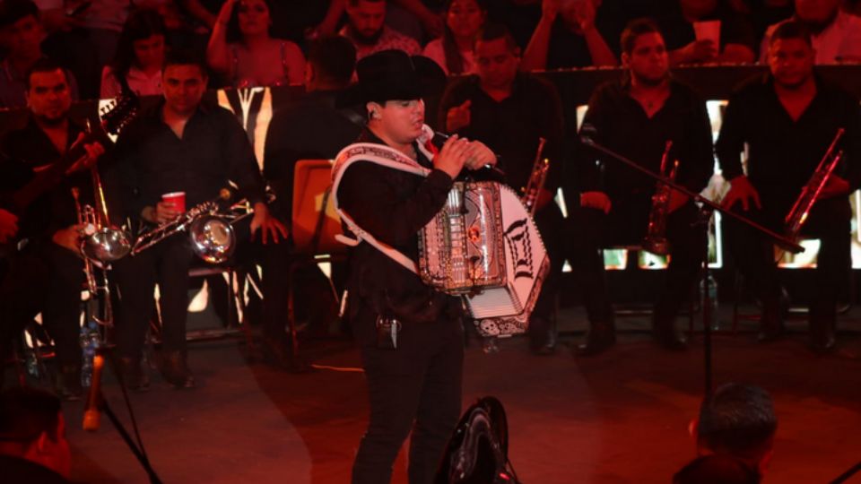 Llena con gran éxito el palenque durante su presentación