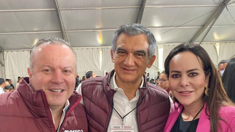 Carlos y Lilia Canturosas convivieron con el gobernador electro Américo Villarreal (centro).