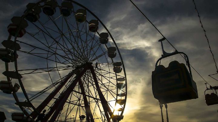 Adolescente se zafa de asiento de la rueda de la fortuna, cae 15 metros y muere
