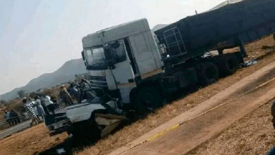 Un tráiler impacta de lleno a un minibús con niños en Sudáfrica