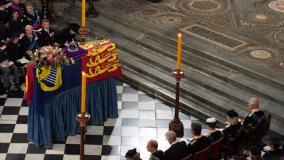 El respetuoso evento se llenó de pesar por los asistentes al funeral en la Abadía de Westminster, tanto dentro como fuera del lugar