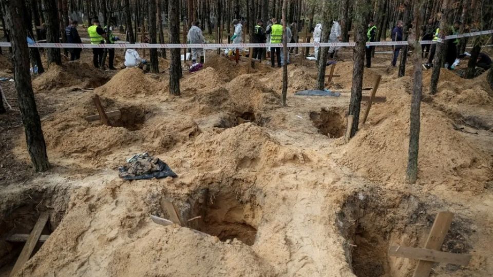 La Unión Europea pide un juicio militar en contra de Rusia por el macabro descubrimiento de fosas comunes en Izium, donde se hallaron alrededor de 450 cuerpos