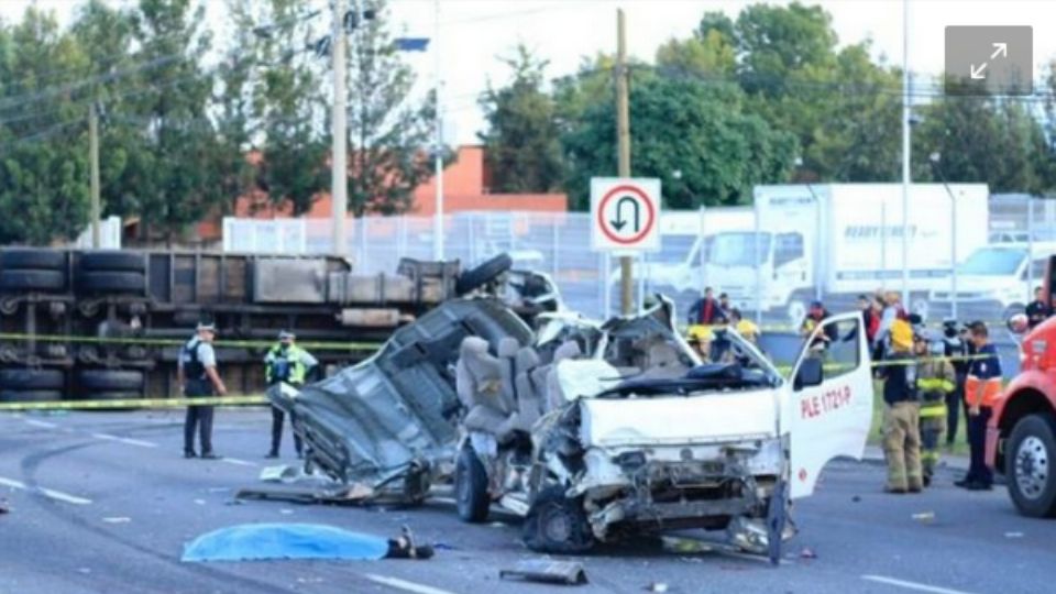 Una camioneta que transportaba personal quedó destrozada en la carretera Sialo-León