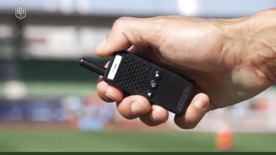 A través de un walkie talkie el DT de España, Luis Enrique, da instrucciones a sus jugadores