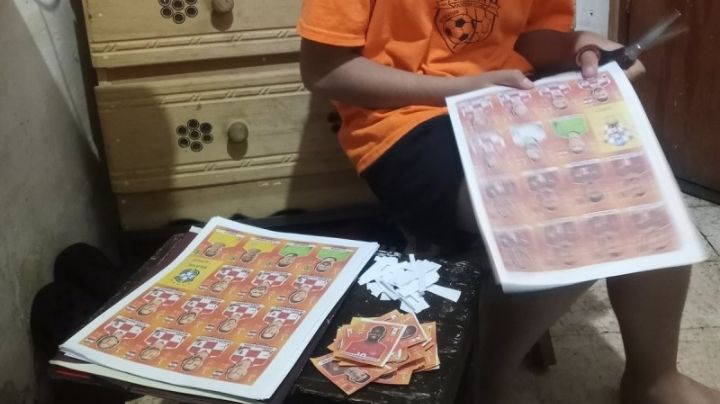 Padre le regala copias de estampas a su hijo para completar el álbum Panini del Mundial