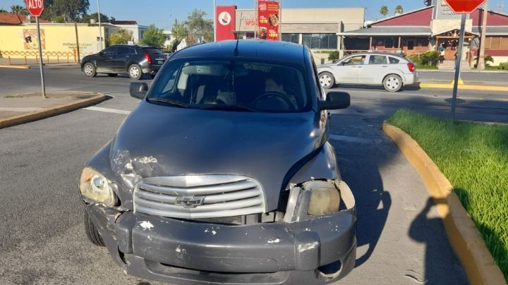 Mujer provoca choque al dar vuelta sin precaución