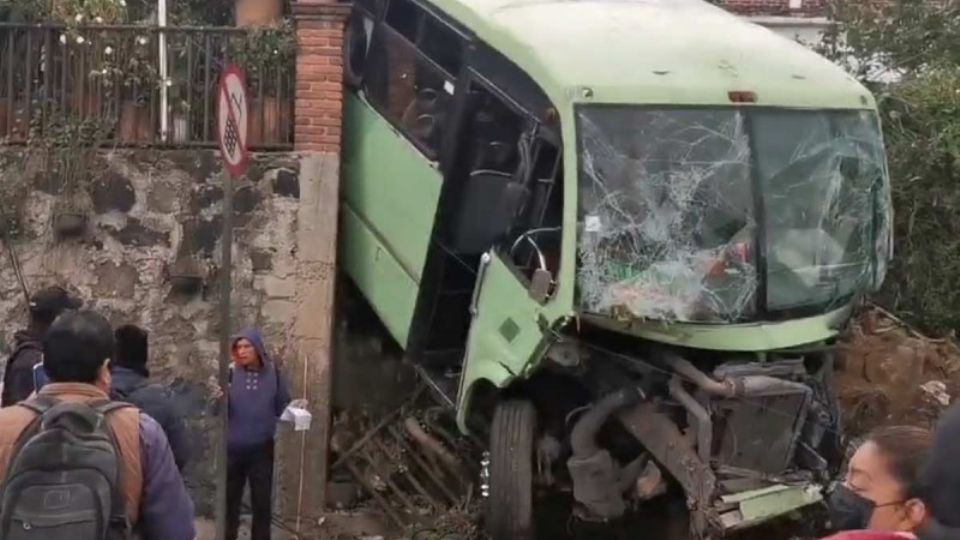 Según los reportes preliminares el chofer se quedó sin frenos, realizando esta maniobra al perder el control de la unidad