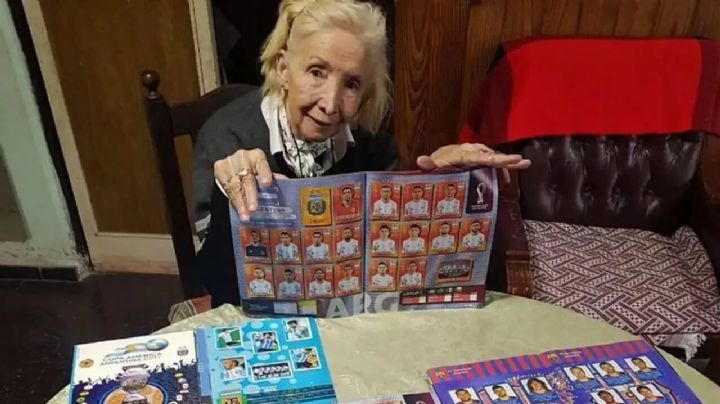 Abuelita gastó lo de su jubilación en álbumes Panini del Mundial Qatar 2022