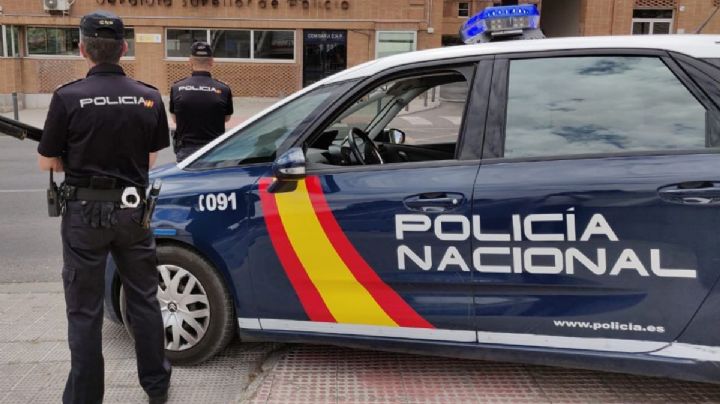 Hombre deja a su hijo de tres años encerrado en un auto para irse a prostíbulo