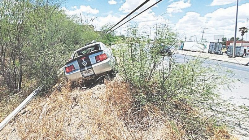 Sobre la Carretera Aeropuerto, un Mustang derribó un poste de la CFE.
