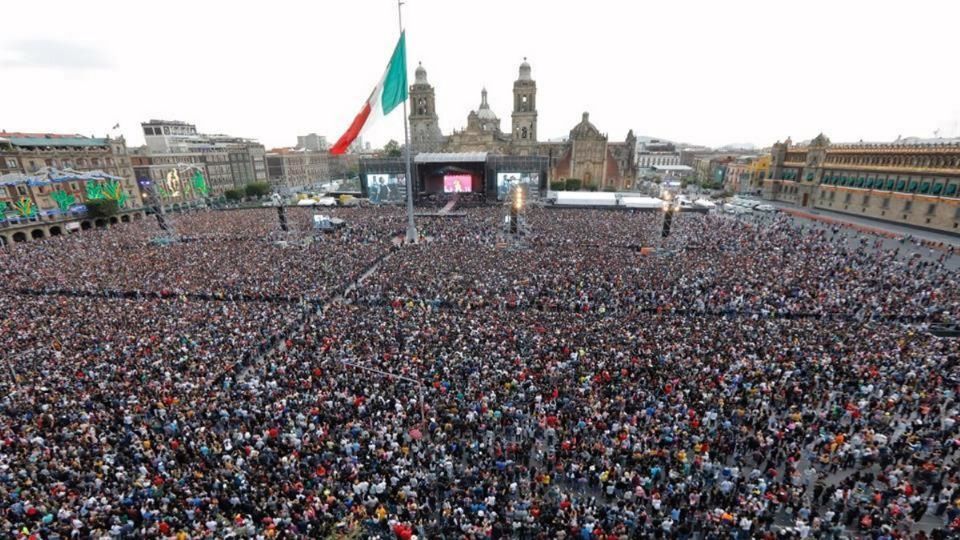 Desde temprano, el zócalo se llenó de personas que asistieron a ver a Grupo Firme