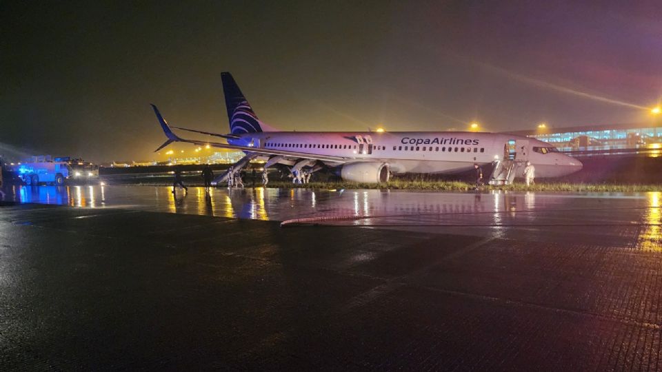 Al momento del aterrizaje el avión se despistó y quedó del lado del fango.