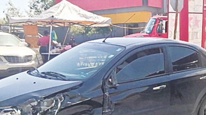 Golpea auto a camión cervecero; queda en susto