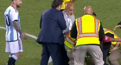 Aficionado invade cancha en pleno juego para pedirle un autógrafo a Messi | VIDEO