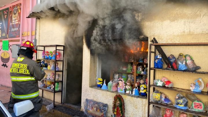 VIDEO | Feroz incendio consume tienda de artesanías en el centro de Nuevo Laredo