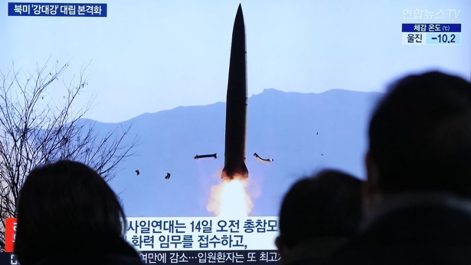 Corea del Norte demuestra su poderío armamentístico lanzando dos supuestos misiles balísticos en plenas operaciones de un portaaviones estadounidense