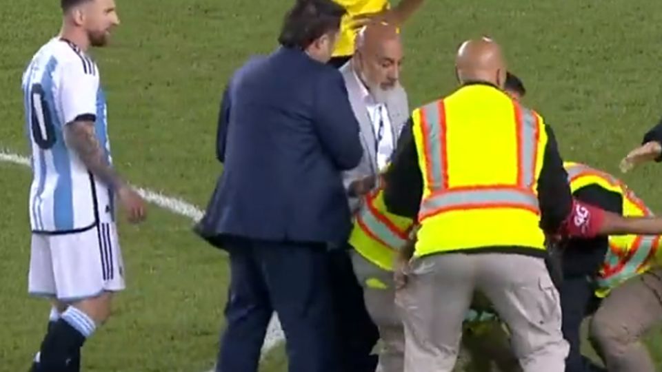 El curioso momento fue captado por las cámaras pues se dio en pleno partido