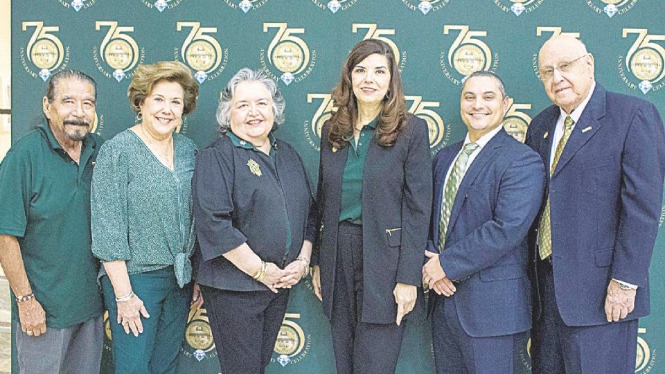 La presidenta de Laredo College, Minita Ramírez, con miembros de la mesa directiva.