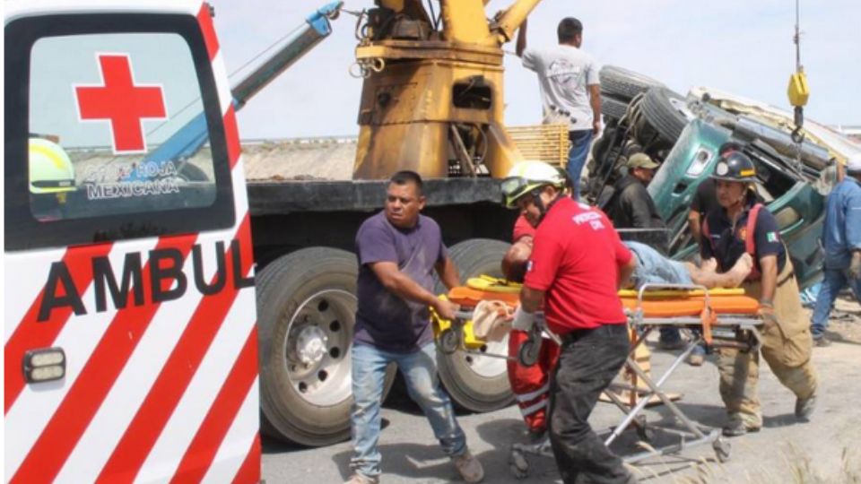 Un trailero quedó aplastado en la cabina, pero murió en un hospital de Torreón