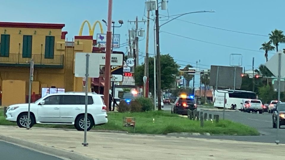 Un coche se metió la tarde de este domingo al restaurante “Popeye” en la cuadra 49 de avenida San Bernardo, atropellando gravemente a dos comensales, una mujer de 56 años de edad y un hombre de 48.