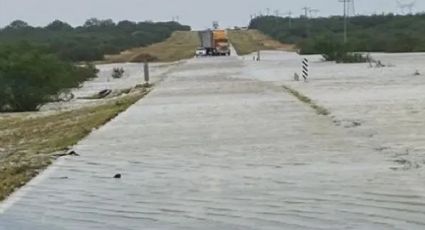 Cierran carretera a Reynosa por desbordamiento de arroyo en Cadereyta