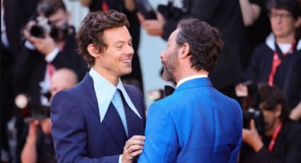 Harry Styles le roba beso a Nick Kroll en Festival de Venecia | VIDEO