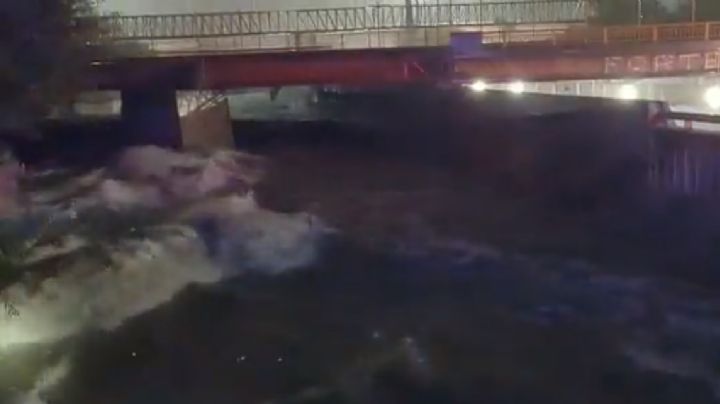 En Nuevo León, intensas lluvias desbordan arroyo Topo Chico y generan suspensión de clases
