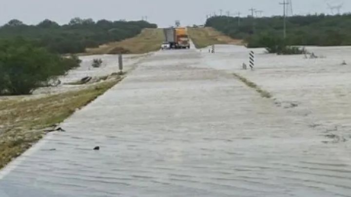 Cierran carretera a Reynosa por desbordamiento de arroyo en Cadereyta