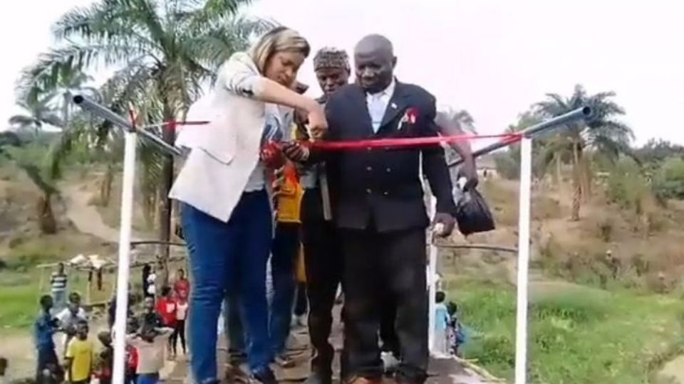 Un frágil puente peatonal en la capital de Kinshasa, R.D. del Congo, colapsó al ser inaugurado.