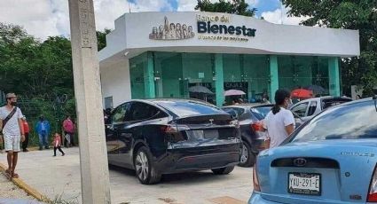 Abuelito va a cobrar su 'Pensión Bienestar' en su Tesla Model X