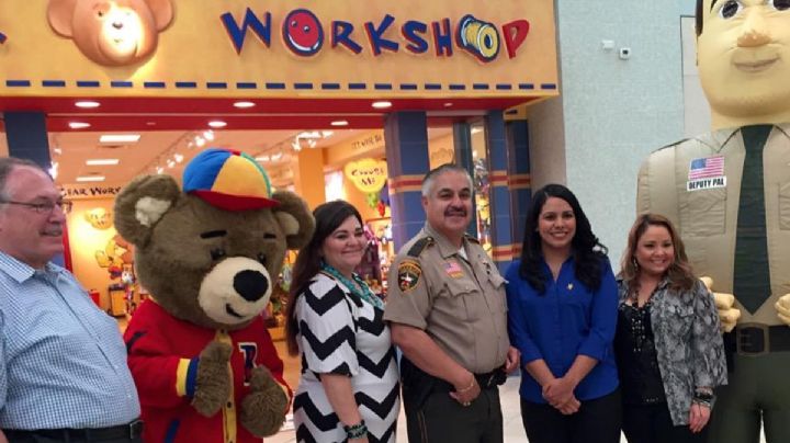 Alguaciles reparten ositos de peluche