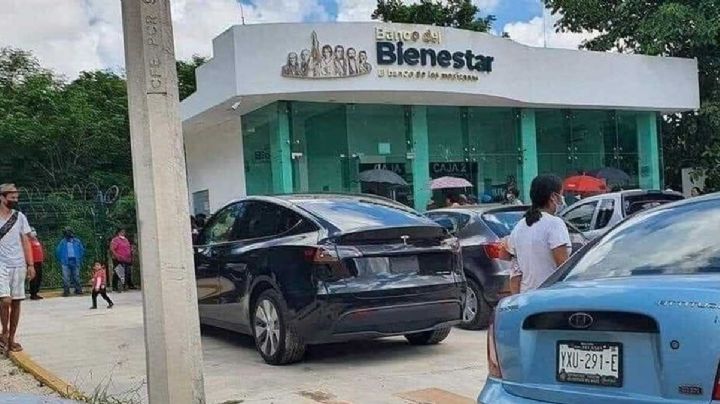 Abuelito va a cobrar su 'Pensión Bienestar' en su Tesla Model X