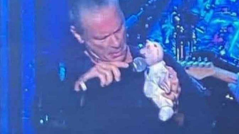 Vocalista Bruce Dickinson con un muñeco del Dr. Simi durante un concierto en Ciudad México