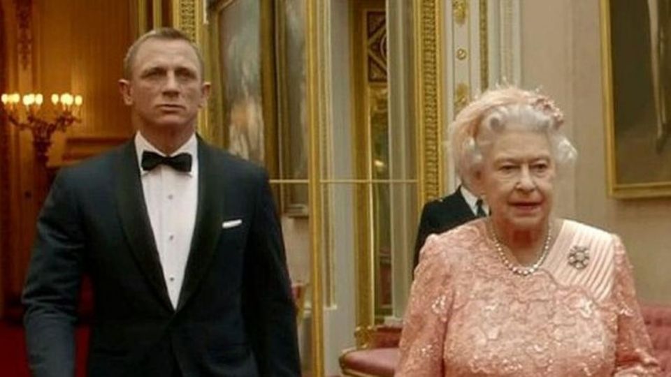 La reina recorre los pasillos del Palacio de Buckingham junto al James Bond (Daniel Craig)