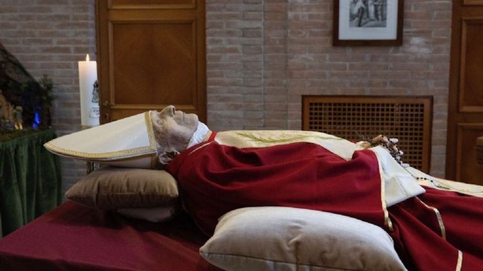 El cuerpo del Papa Emérito Benedicto XVI es velado en una capilla del monasterio