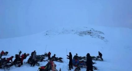 Fuerte avalancha deja un muerto y un desparecido; rescatistas luchan por encontrarlo