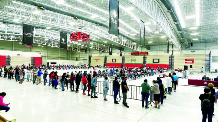 Tarjeta de la beca UNE: se entrega hoy de la J hasta la Q en Polyforum La Fe