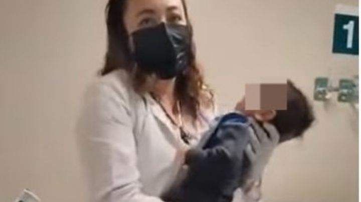 Por 'error' enfermera casi deja ciego a bebé de cuatro meses; le pone gotas orales en los ojos