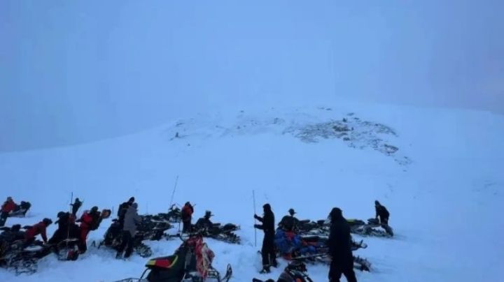 Fuerte avalancha deja un muerto y un desparecido; rescatistas luchan por encontrarlo