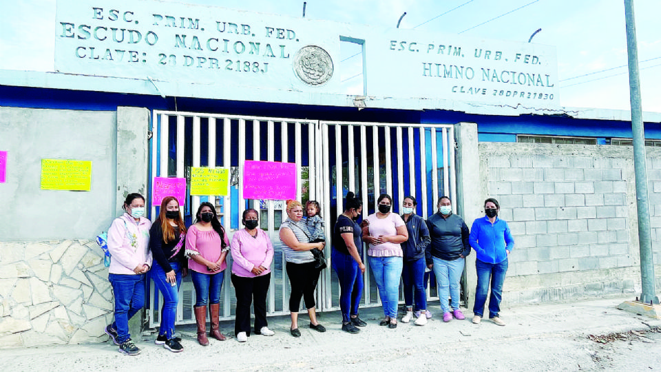 Madres de familia se plantaron para exigir el regreso a las clases
presenciales.